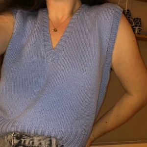 Väst - Sticka väst som min mormor har stickat till mig🥰 Den blev tyvärr lite liten så därför vill jag sälja den. Passar Xs,S och M beroende på hur man vill att den ska sitta. Och eftersom min mormor stickat den själv så säljer jag den inte för billigt. Skicka ett DM eller skriv i kommentarsfältet 🌸