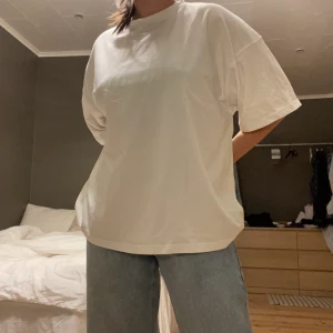 Oversized t-shirt - Tryck på ryggen där det står ”liquid” Frakt tillkommer 🤍