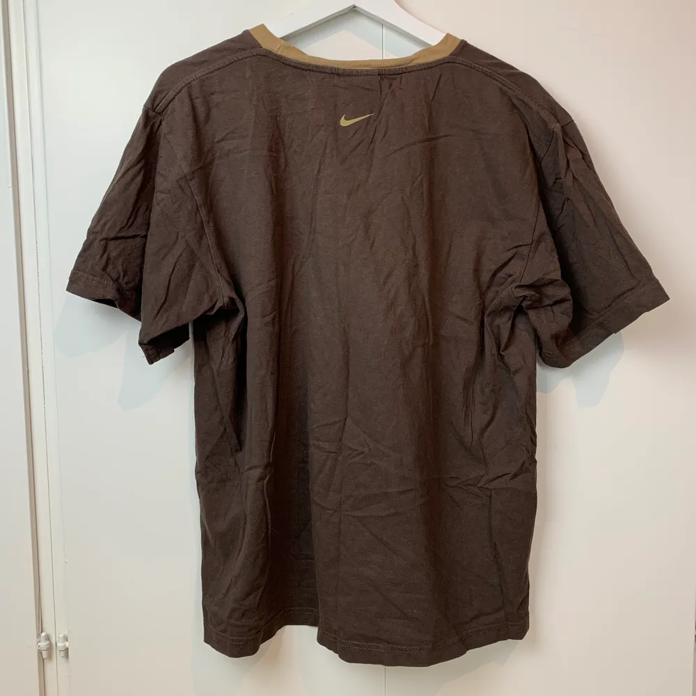 Brun vintage t-shirt från Nike. Fint skick. KÖP DIREKT: 300+FRAKT . T-shirts.