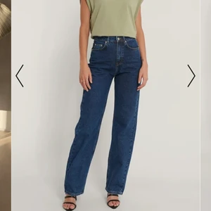 Mörkblå vida jeans  - Mörkblå vida jeans från NAKD. Köpare står för frakt