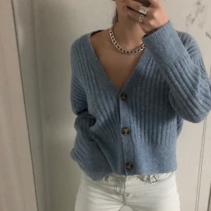 Zara kofta - Jag säljer en så fin ljus blå kofta från zara. 