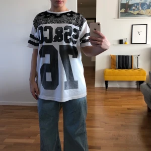 T-shirt - T-shirt från märket SoulStars, köpt second-hand så den är i begagnat skick 🤍 Strl L (herr). Pris inkl frakt: 101 kr. Mina paket är spårbara o jag skickar bild- o fraktbevis!