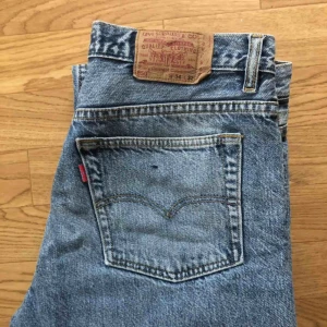  - Levi’s jeans som är croped, lite för korta för mig som är 180 cm. Jeans storlek 34 i midjan men skulle säga att de passar M/L