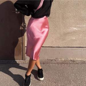 Säljer denna rosa kjol i satin från Zara! Använd ett fåtal gånger🧚
