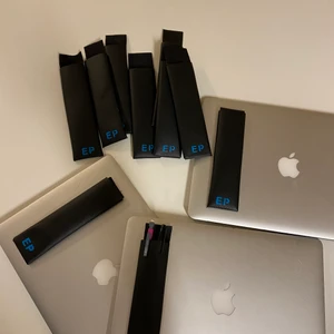 Pennficka - Smart pennficka i fejkläder. Smidigt sätt att ha koll på sina pennor genom att kunna sätta fast pennfickan på tex dator eller kylskåp. 10kr extra för egna initialer👩🏼‍💻 möts i odenplan annars frakt för 11kr