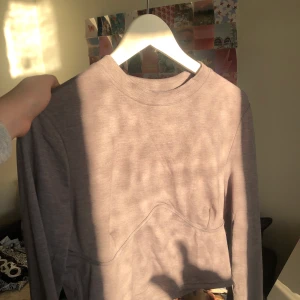 Tröja - Jättefin topp köpt från Shein för 70 kr! Inte använd alls utan endast testad! Storlek L men skulle säga att den sitter som en s/m. Andra bilden visar färgen mycket bättre! Buda i kommentarerna eller skriv pm🤎🤍