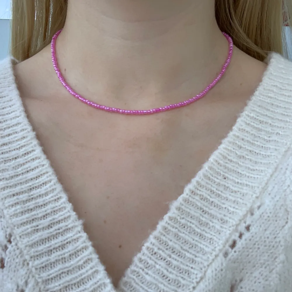 Rosa pärlhalsband med små pärlor🤍⭐️🥰💫🤩🥺💞 halsbandet försluts med lås och tråden är elastisk . Accessoarer.