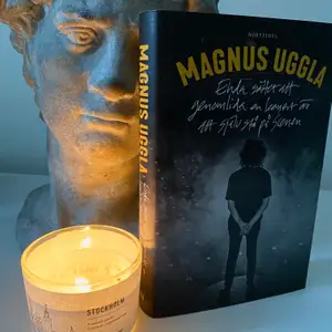 Magnus Ugglas självbiografiska bok ’Enda sättet att genomlida en konsert är att själv stå på scen’ ✨ Snyggt omslag och i mycket bra skick, nypris ca 200