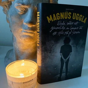 Ugglas memoarer - Magnus Ugglas självbiografiska bok ’Enda sättet att genomlida en konsert är att själv stå på scen’ ✨ Snyggt omslag och i mycket bra skick, nypris ca 200