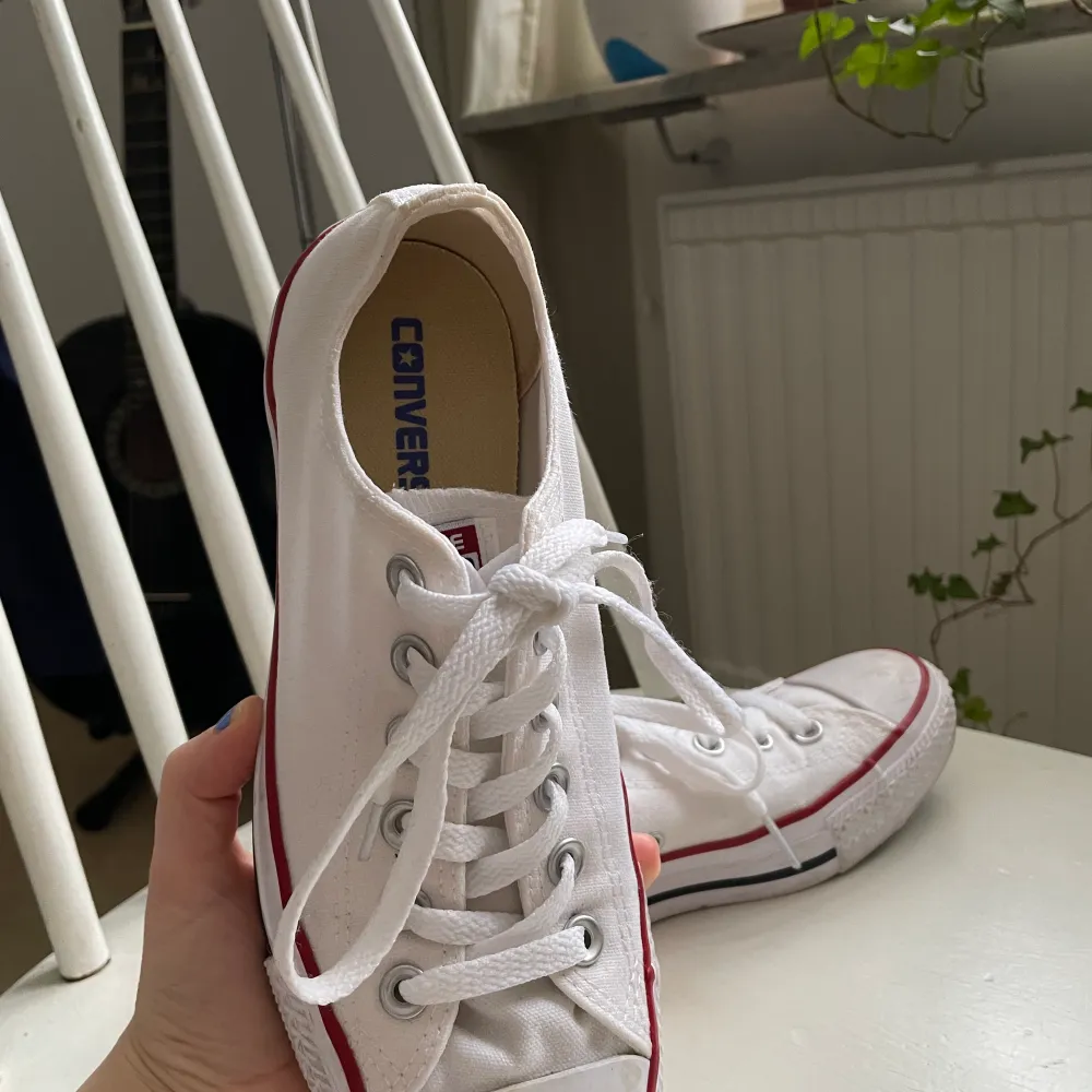 Säljer dessa fina och varsamt använda Converse i storlek 38 😍. Skor.