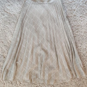 Kjol maxikjol från H&M S - Jättefin 😍 Den har även en underkjol och är därför inte alls genomskinlig 💗