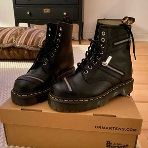 Dr martens  - Helt nya oanvända dr martens i storlek 38. Säljer då dom tyvärr är förstora för mig... finns att hämta i Hammarbyhöjden, eller så postar jag.    Nypris är 2300kr 