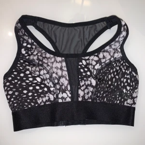 Svartvit sporttopp - Mönstard sporttopp som säljs då den tyvärr inte passar längre. Det finns spännen på baksidan så man kan fixa om man vill ha den tajtare eller lösare. Köparen står för frakt😆💕