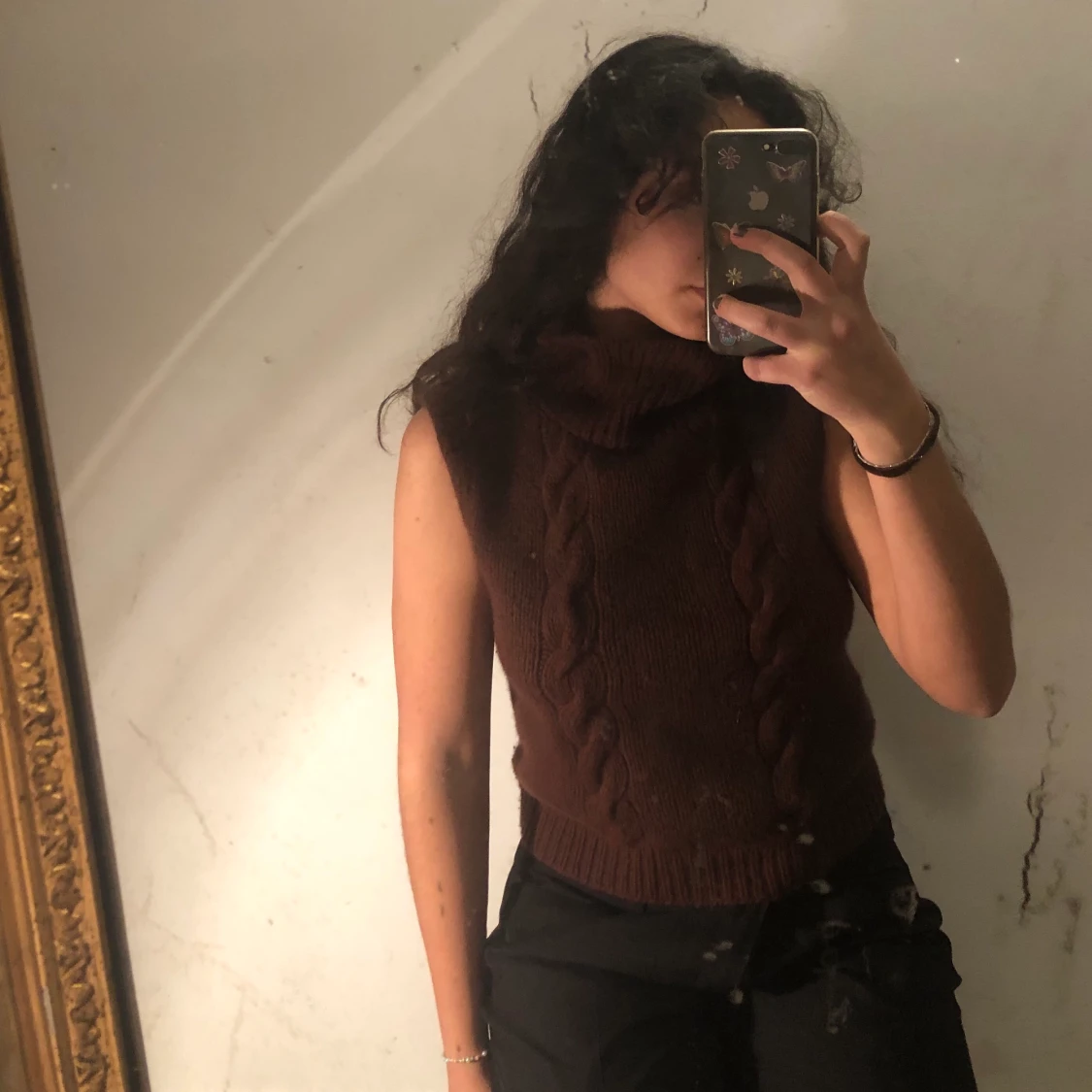 Stickad brun väst, snygg med t-shirt under eller utan! 