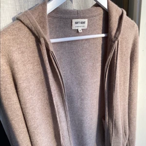 Soft goat zip hoodie - Säljer min beigea/ljusbruna soft goat zip hoodie. Jätte bra skick dvs inte nopprig och inte trasig på något sätt. 100% cashmere, så skön! Köp direkt för 1600kr❤️