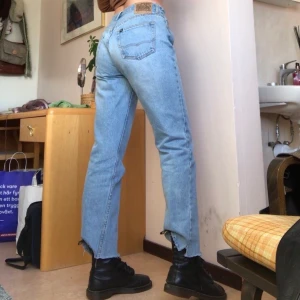 Skitnajs jeans! - Skitnajs jeans från ö till a, menade att efterlikna levis 501! Avklippta så är aningen croppade på mig som är 171💓 Strl W29 så lite oversized på mig som är en W28, men kan passa alla från W26-W29 (kanske t.o.m 30), beroende på önskad fit☺️ FRI FRAKT :)