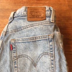 Levis jeans - Levis jeans!! Dessa jeans är verkligen så fina och raka i modellen. Säljer de då de blivit för stora för mig och jag kan inte ha de längre. Nypriset var 1050kr. Storlek 27. Skriv privat om fler bilder önskas eller liknande. Köp direkt för 350kr eller lägg ett bud. Frakten är ej inräknad! Stryks och tvättas innan leverans. ⚡️