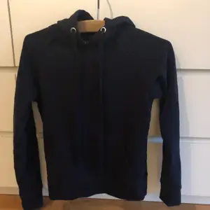 Mörkblå hoodie crocker str XXS men mer än XS. 