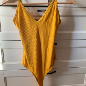 Gul body - Gul body räfflad. 