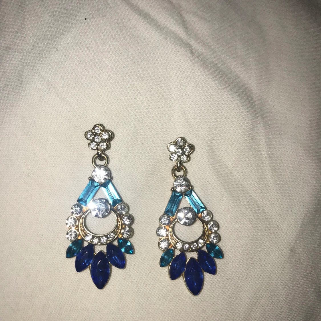 Så fina blå/guld färgade örhängen.
