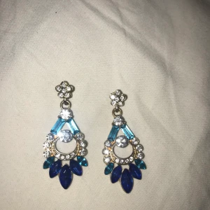 Så fina blå/guld färgade örhängen. - Dessa kommer inte till användning längre, men är använda vid max 2 tillfällen. Så gott som nya.