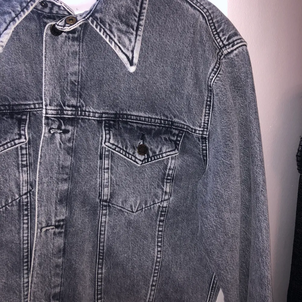 Jeans jacka från Calvin Klein i storlek L. Limited edition. Använd 1 gång. Fler bilder kan skickas😊. Jackor.