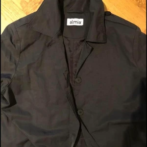 Vintage kappa - Säljer en otrolig vintage kappa. Storleksmärkning saknas. Känns som M, men kan passa för L eller S. Jag har S och den passar mig som oversize.  Mycket gott skick, inga defekter.  