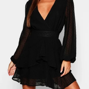 Klänning - Jättesnygg, modern klänning från Boohoo i storlek 38. Aldrig använd. Köpt för 450kr. Köparen står för frakt.