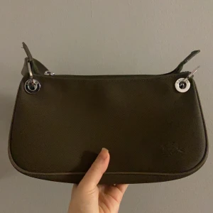 Lacoste axelväska - Grön lacostväska i mycket bra skick. 