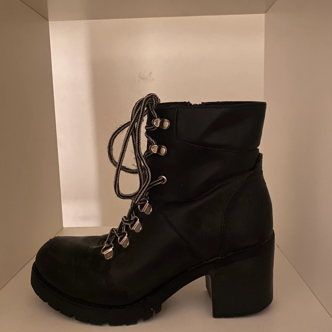 Svarta boots med snörning