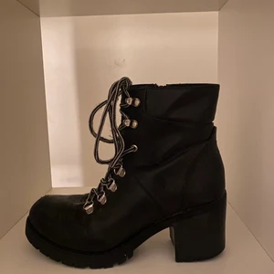 Svarta boots med snörning - Jättetuffa och bekväma boots med klack. Använda ett fåtal gånger, så dom är i ett gott skick. Dom är i storlek 38 men passar mig som vanligtvis har 36/37.