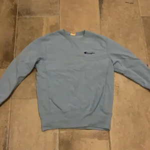 Långärmad tröja Champion  - Köpt för 599 och har använt den ett fåtal gånger då den är för liten.