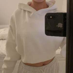 Vit croppad hoodie. Passar till nästan alla outfit och är en ”must have” i garderoben! 