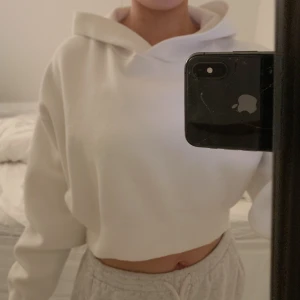 Croppad hoodie - Vit croppad hoodie. Passar till nästan alla outfit och är en ”must have” i garderoben! 