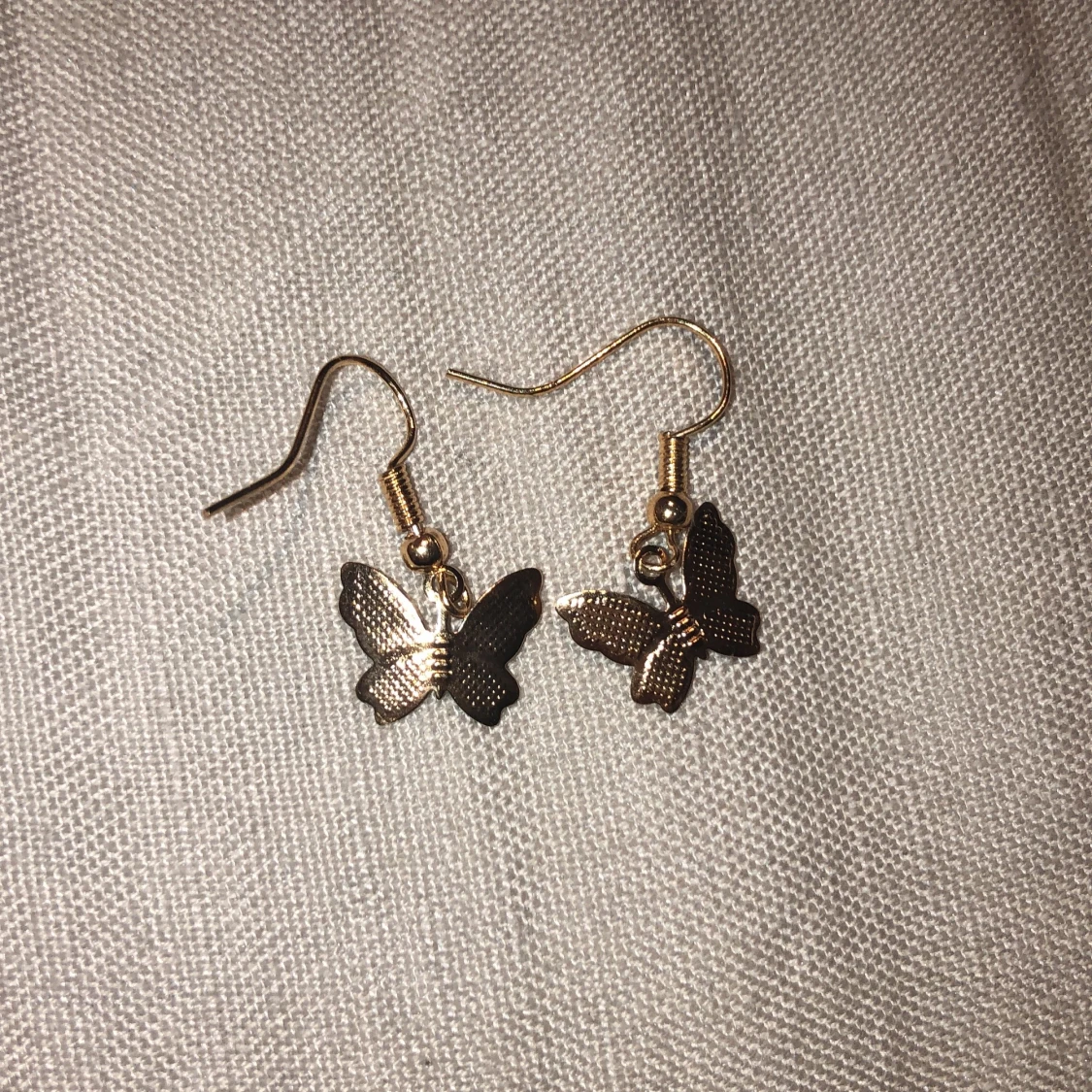 Guldiga fjärils-örhängen 