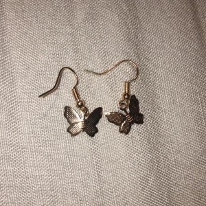 Guldiga fjärils-örhängen  - Enkla och fina örhängen med guldiga fjärilar. Nickelfria. 89 kr