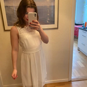 Vit klänning från vero Moda  - Säljer denna superfina klänning från vero Moda som endast är använd en gång!!💗 