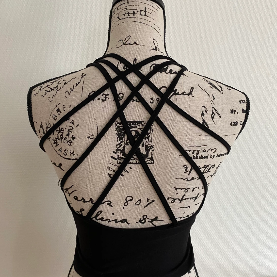 Svart tröja med fint mönster på ryggen! - 90