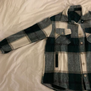 Skjortjacka -  Skjortjacka i storlek XS köpt från By Anastasia. Jackan är inte använd. Jag ångra mitt köp och när jag fick jackan var det krångligt med returen därför själjer jag den här. 