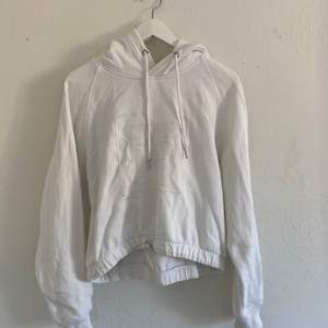 Vit fila hoodie med tryck på bröstet i bra skick. Säljer för den är för liten. Köpt för ungefär 800kr. Köpare står för frakt.