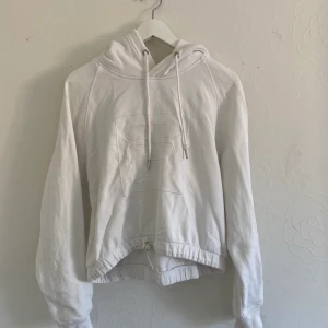 Vit fila hoodie med tryck på bröstet - Vit fila hoodie med tryck på bröstet i bra skick. Säljer för den är för liten. Köpt för ungefär 800kr. Köpare står för frakt.