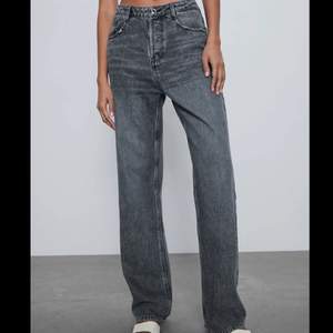 Gråa slutsålda jeans från zara, säljer på grund av att de är för långa för mig.