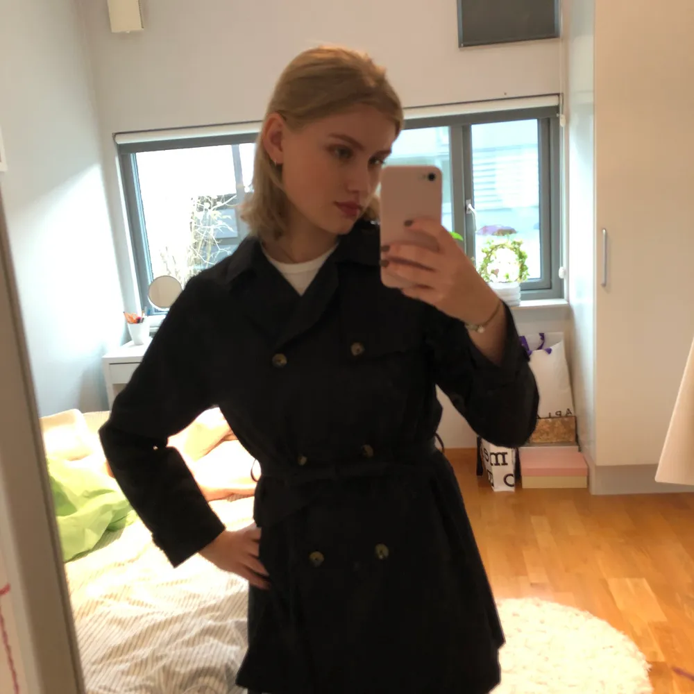 Superfin kortare trench från Zara girls, marinblå. Storlek 164 men passar XS. Superfint skick! Helt perfekt under vår/höst. 100kr+frakt OBS skriv endast vid seriöst intresse. Jackor.