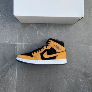 Jordan 1 mids - Air jordan 1 mids brown/black. Helt nya och äkta! Storlekarna är: 37,5 och 36,5