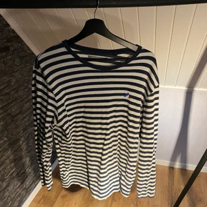 Randig långärmad t-shirt - Köpt för 2 år sen på carlings så blanda inte ihop det med en commes des garçon-tröja. :)))