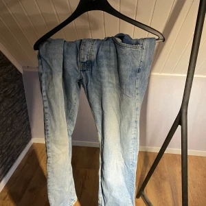 Ljusblå jeans - Köpta på carling för några år sen. Dom är väldigt ljusa. 