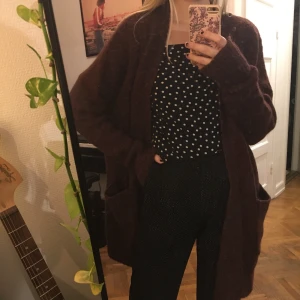 Vinröd kofta - Vinröd stickad kofta, knappt använd✨