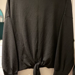 Storlek XL  - En liten Knut längst ner på tröjan