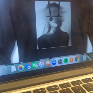 Hoddie  -  hoodie med coola tryck. 