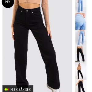 MadLady jeans  - Svarta stretchiga jeans med vida ben. De är använda en gång, lapparna finns kvar men sitter inte fast. Nypris är 549, säljer för 300.